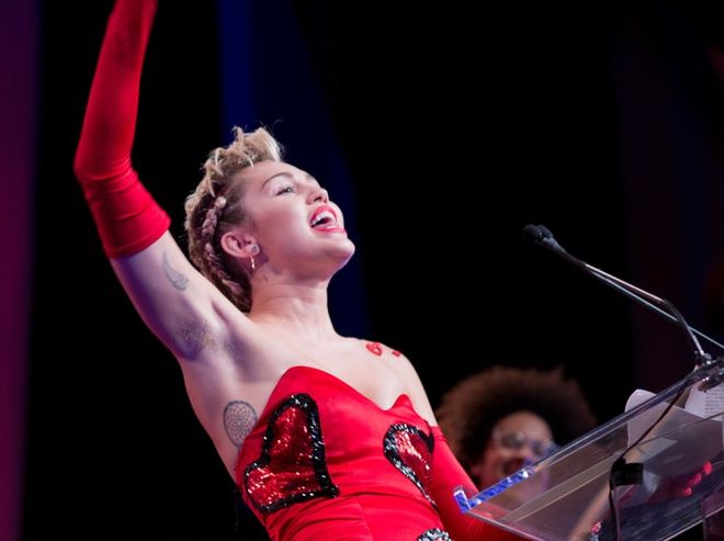 Mỹ nhân Hollywood để lông nách: Miley Cyrus vẫn tự tin biểu diễn
