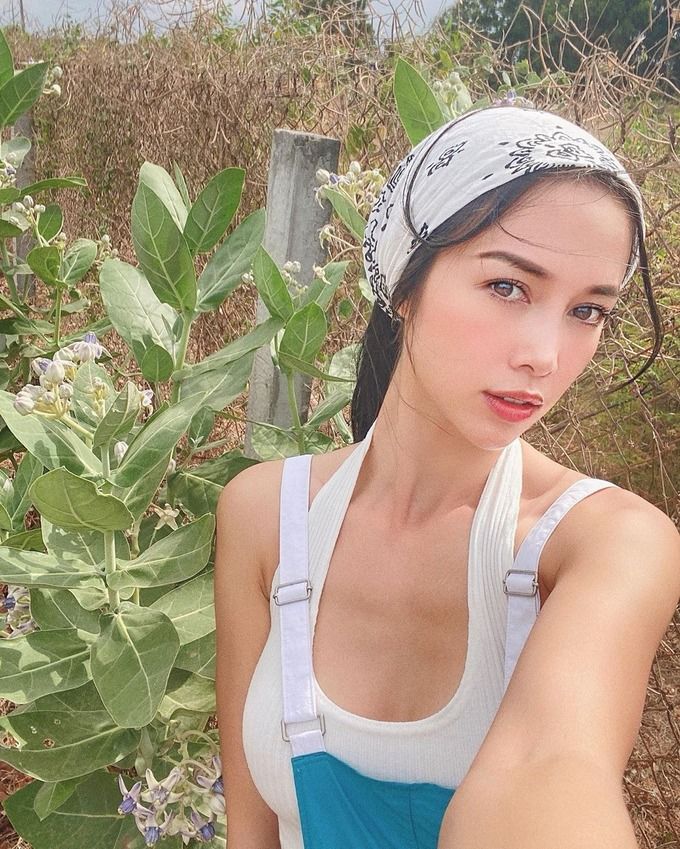 Sao Việt đua nhau quấn khăn: Ngọc Trinh điệu đà, Lan Ngọc thời thượng