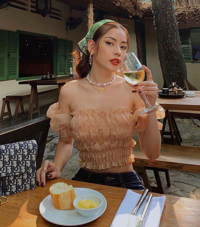 Sao Việt đua nhau quấn khăn: Ngọc Trinh điệu đà, Lan Ngọc thời thượng