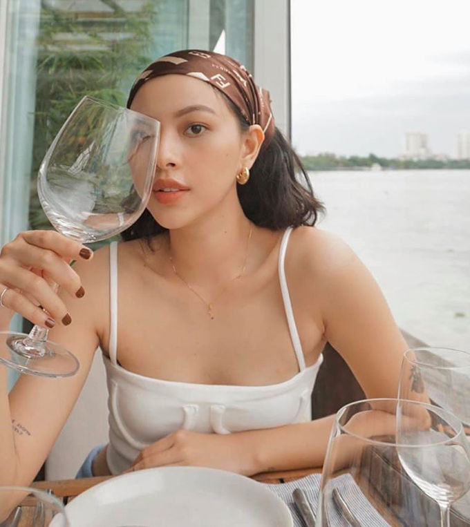 Sao Việt đua nhau quấn khăn: Ngọc Trinh điệu đà, Lan Ngọc thời thượng