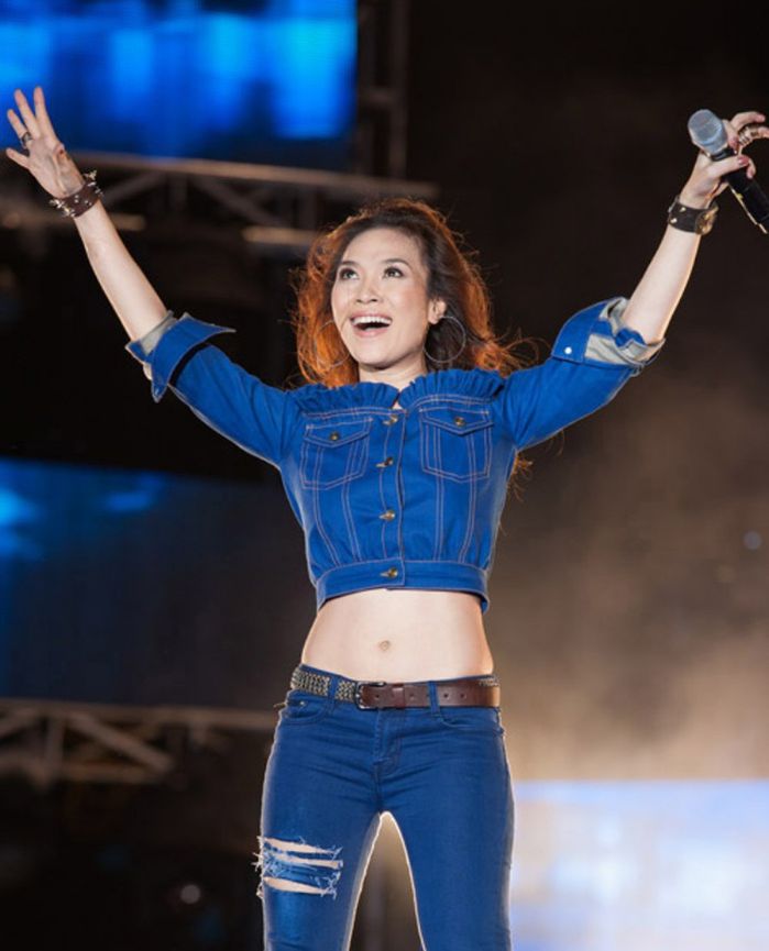Mỹ Tâm tự tin diện croptop khoe eo thon dù đã ngấp nghé tuổi 40
