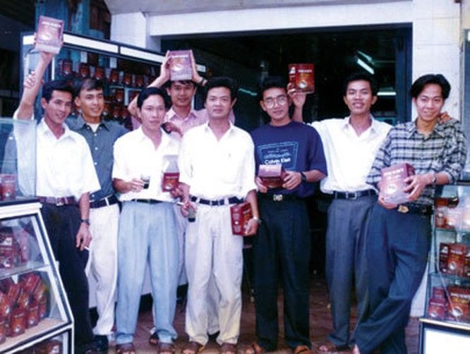 Hé lộ cửa hàng đầu tiên và cuộc sống hậu ly hôn của vua cà phê