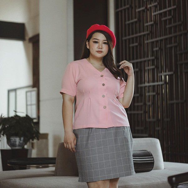Nàng bụng mỡ hóa mi nhon nếu chọn áo kẻ sọc, áo blouse nhấn eo