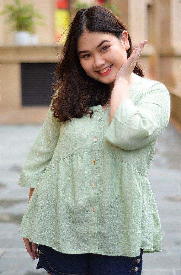 Nàng bụng mỡ hóa mi nhon nếu chọn áo kẻ sọc, áo blouse nhấn eo