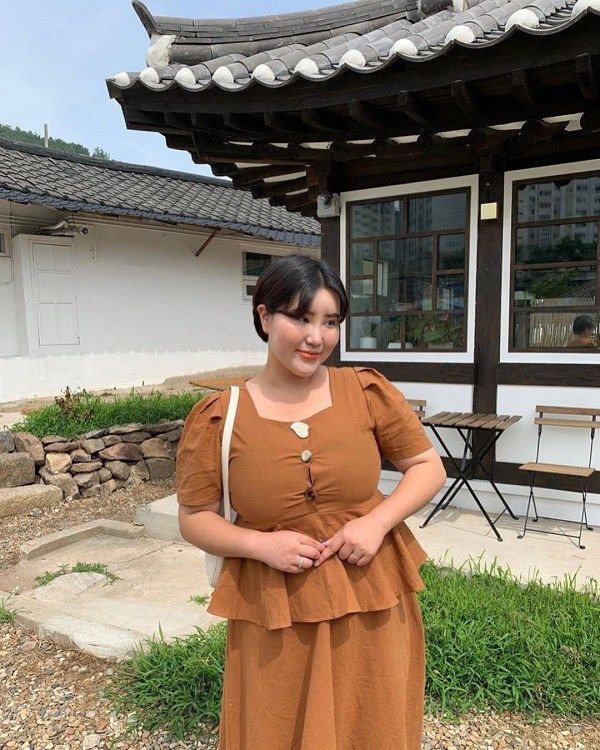 Nàng bụng mỡ hóa mi nhon nếu chọn áo kẻ sọc, áo blouse nhấn eo