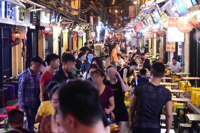 Người dân Hà Nội vẫn tụ tập ở phố bia Tạ Hiện trước giờ dừng hoạt động