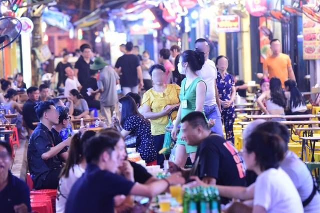 Người dân Hà Nội vẫn tụ tập ở phố bia Tạ Hiện trước giờ dừng hoạt động