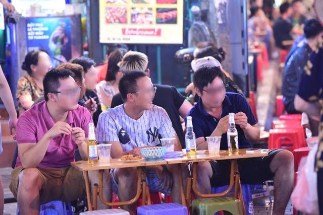 Người dân Hà Nội vẫn tụ tập ở phố bia Tạ Hiện trước giờ dừng hoạt động