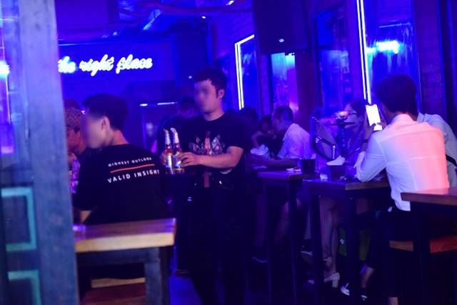 Người dân Hà Nội vẫn tụ tập ở phố bia Tạ Hiện trước giờ dừng hoạt động