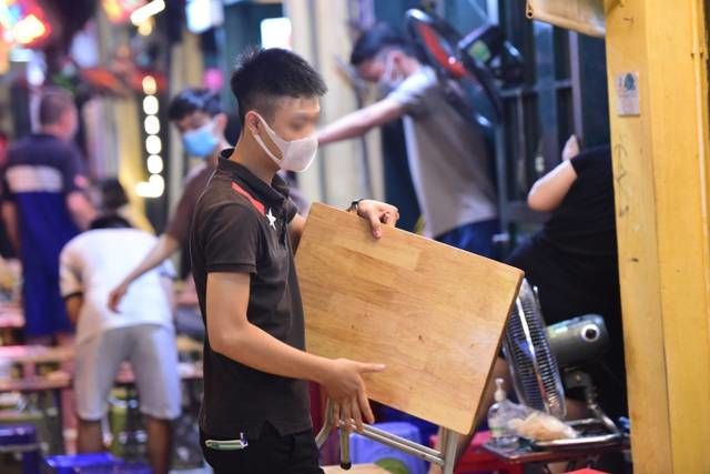 Người dân Hà Nội vẫn tụ tập ở phố bia Tạ Hiện trước giờ dừng hoạt động