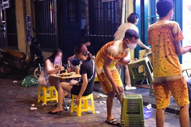 Người dân Hà Nội vẫn tụ tập ở phố bia Tạ Hiện trước giờ dừng hoạt động