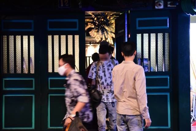 Người dân Hà Nội vẫn tụ tập ở phố bia Tạ Hiện trước giờ dừng hoạt động