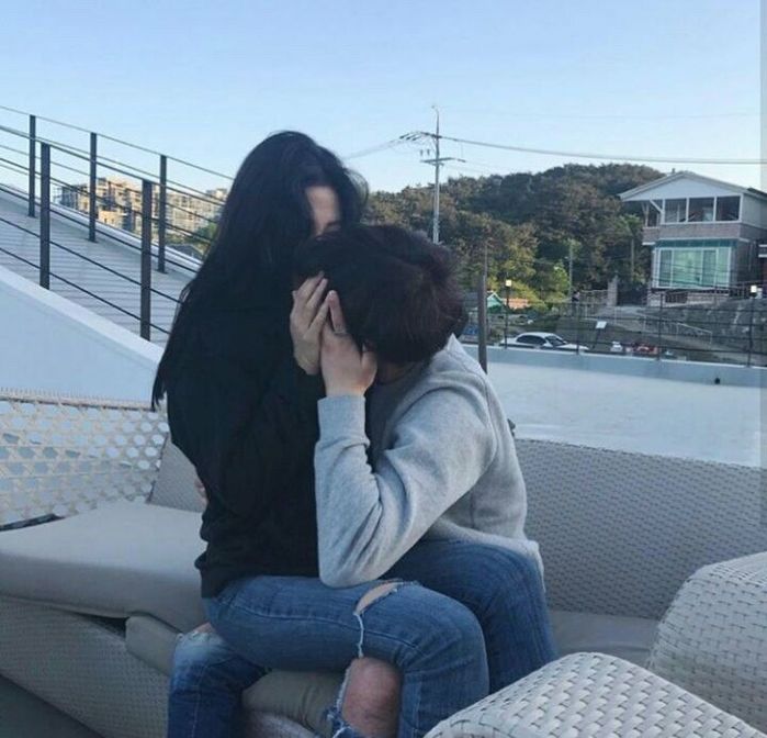 Chồng cầu hôn gái lạ, vợ hẹn nói chuyện: Em là nạn nhân không có lỗi