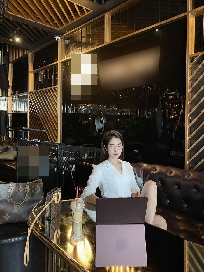 Ngọc Trinh, Diệp Lâm Anh khoe góc làm việc sang chảnh