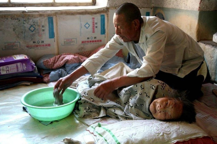Người đàn ông hơn 70 tuổi vẫn quyết ở vậy chăm mẹ 100 tuổi