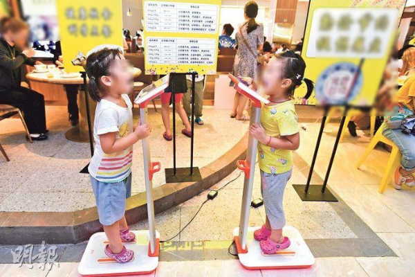 Nhà hàng yêu cầu thực khách cân trước khi gọi món khiến CĐM tranh cãi