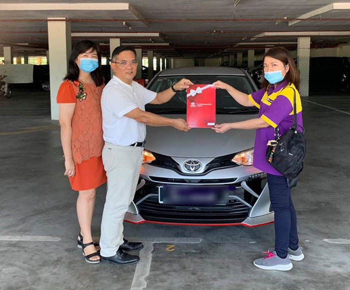 Gắn bó với công ty suốt 25 năm, nữ nhân viên được ông chủ tặng xe hơi