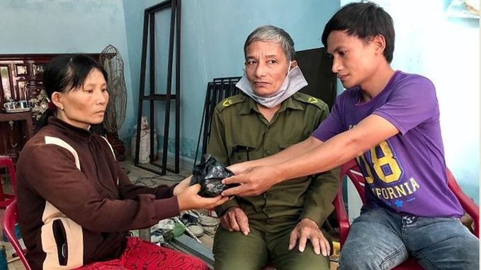 Không tham của rơi: Nữ phụ hồ trả lại 150 triệu VNĐ cho người đánh mất