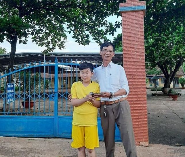 Không tham của rơi: Nữ phụ hồ trả lại 150 triệu VNĐ cho người đánh mất