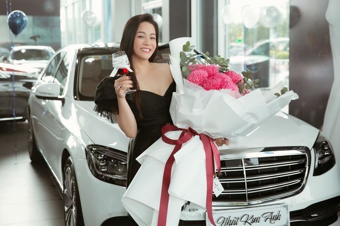 Nhật Kim Anh tậu 2 xế hộp chỉ trong vòng một tháng
