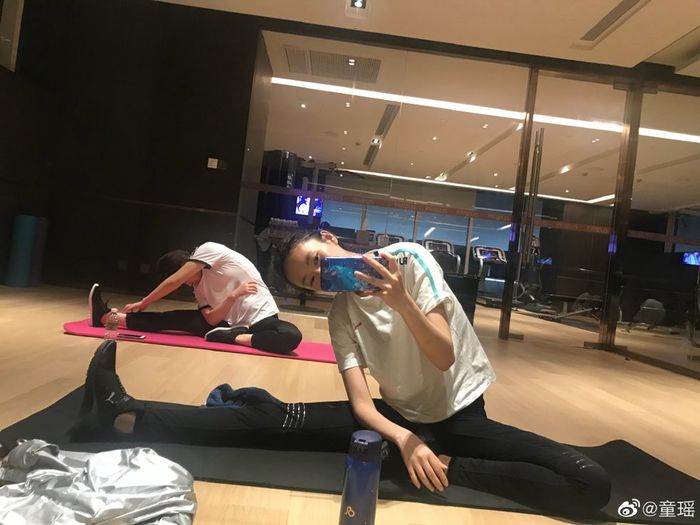 Nhờ ăn nhạt, tập yoga nóng: Đồng Giao U40 vẫn có sắc vóc tuyệt vời