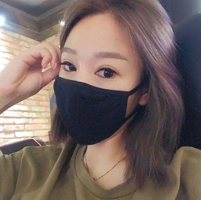 Thoa kem dưỡng trước khi đeo khẩu trang để ngừa mụn