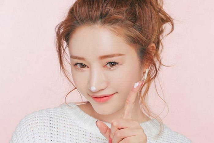 Thoa kem dưỡng trước khi đeo khẩu trang để ngừa mụn