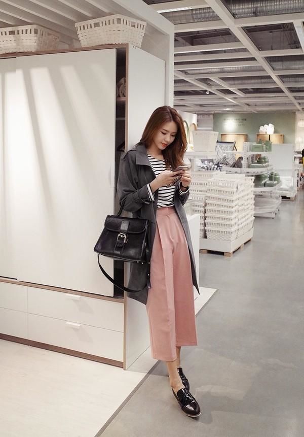 Những đôi giày bạn nên diện vào ngày mưa: Mule, sandal đế thấp