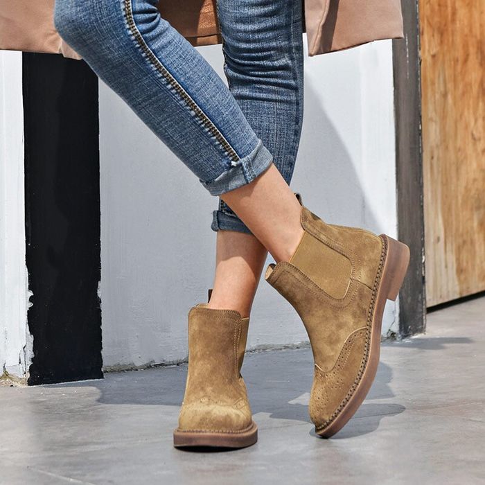 Những đôi giày bạn nên diện vào ngày mưa: Mule, sandal đế thấp
