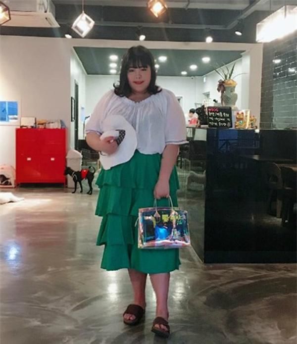 Những item mà các nàng mũm mĩm nên tránh xa: Áo cổ tròn, quần ôm sát