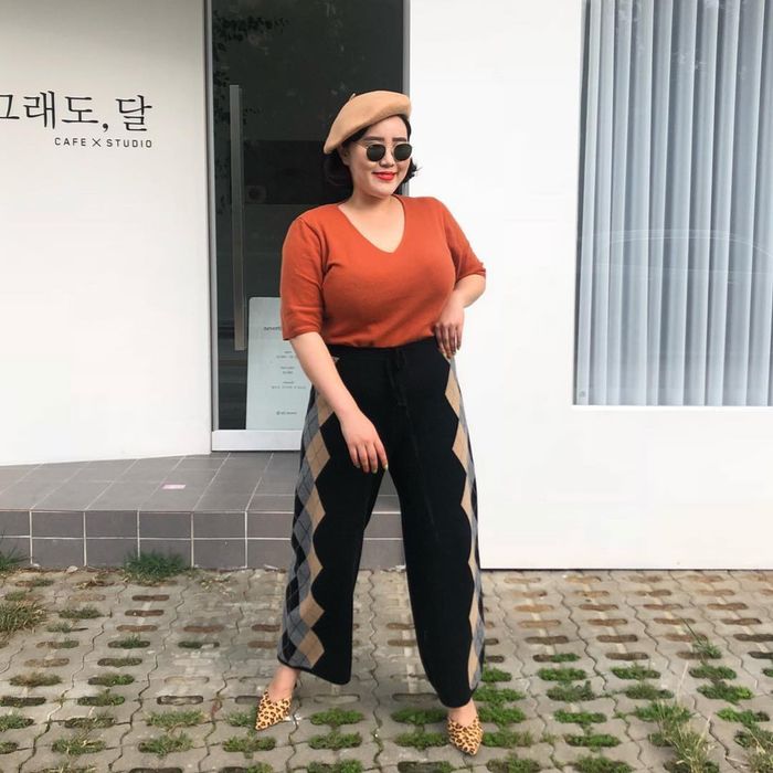 Những item mà các nàng mũm mĩm nên tránh xa: Áo cổ tròn, quần ôm sát