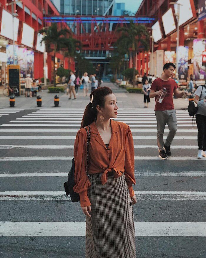 Chỉ 1 bước buộc vạt áo, H'Hen Niê và Jennie đã gấp đôi vẻ sành điệu