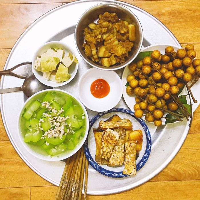 Chỉ 80 nghìn, 3 nữ sinh viên ở ghép vẫn có mâm cơm đủ đầy thịt cá