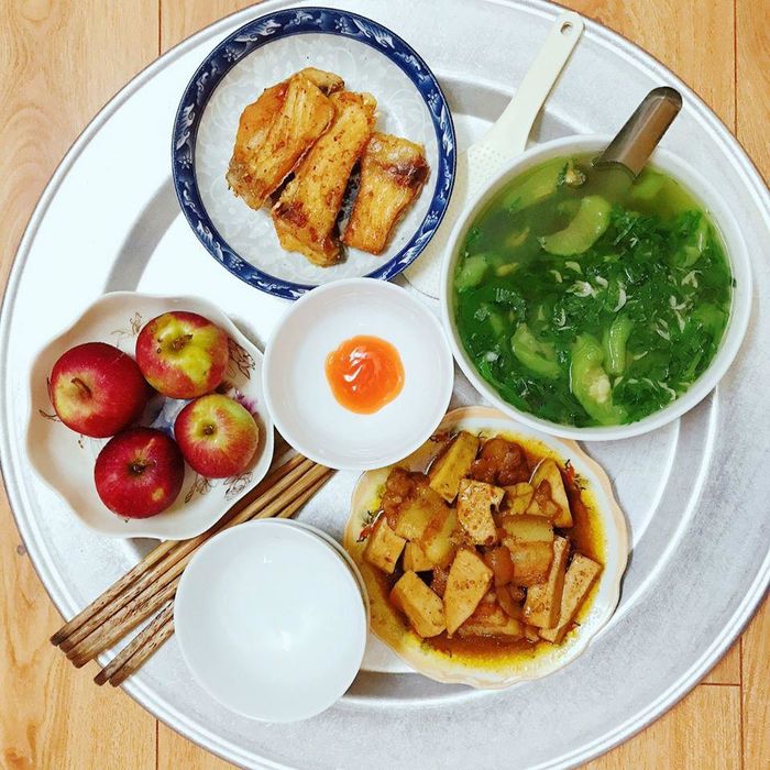 Chỉ 80 nghìn, 3 nữ sinh viên ở ghép vẫn có mâm cơm đủ đầy thịt cá
