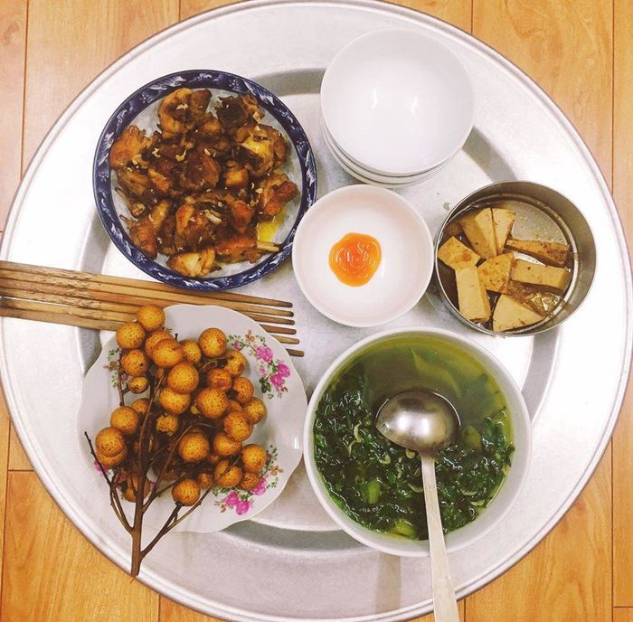 Chỉ 80 nghìn, 3 nữ sinh viên ở ghép vẫn có mâm cơm đủ đầy thịt cá