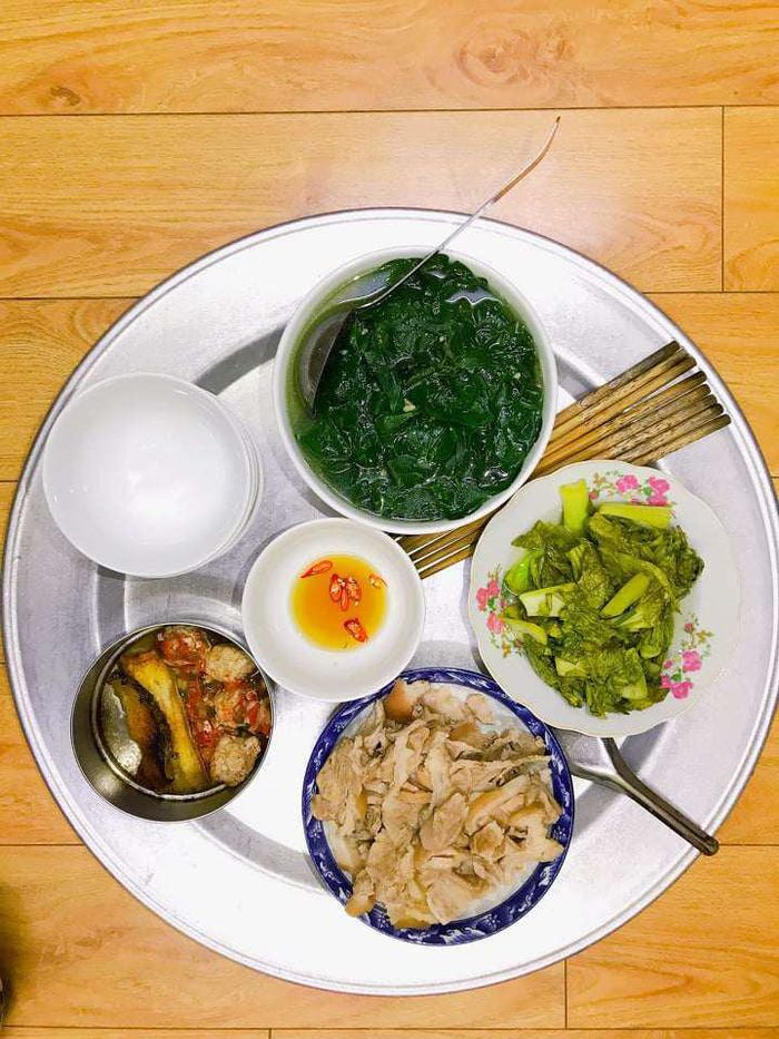 Chỉ 80 nghìn, 3 nữ sinh viên ở ghép vẫn có mâm cơm đủ đầy thịt cá