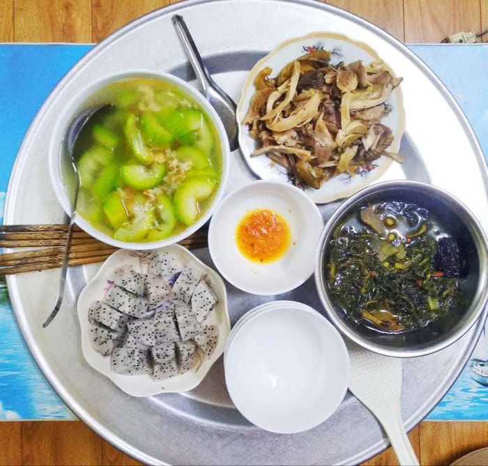 Chỉ 80 nghìn, 3 nữ sinh viên ở ghép vẫn có mâm cơm đủ đầy thịt cá