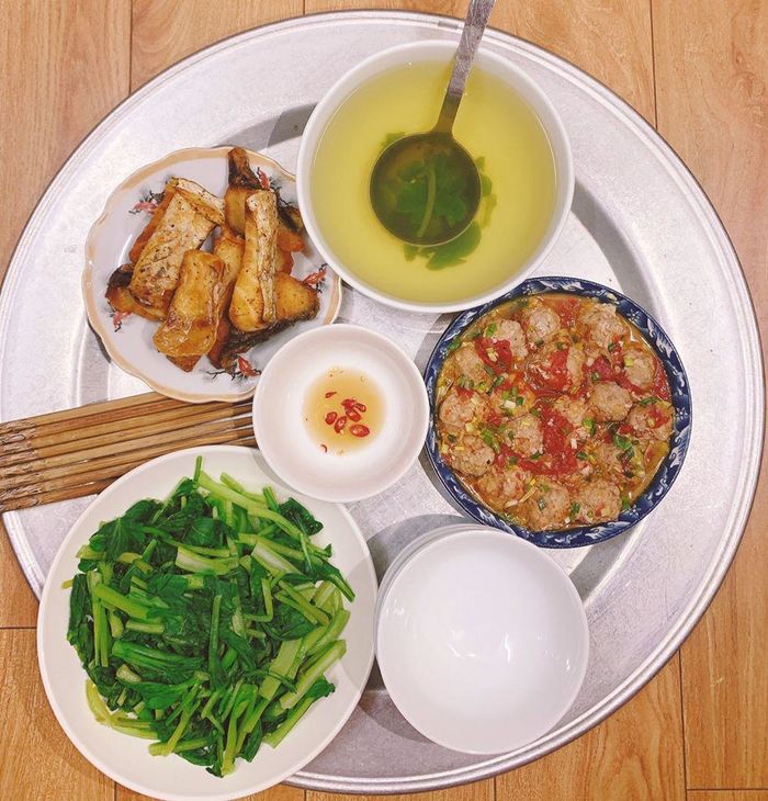 Chỉ 80 nghìn, 3 nữ sinh viên ở ghép vẫn có mâm cơm đủ đầy thịt cá