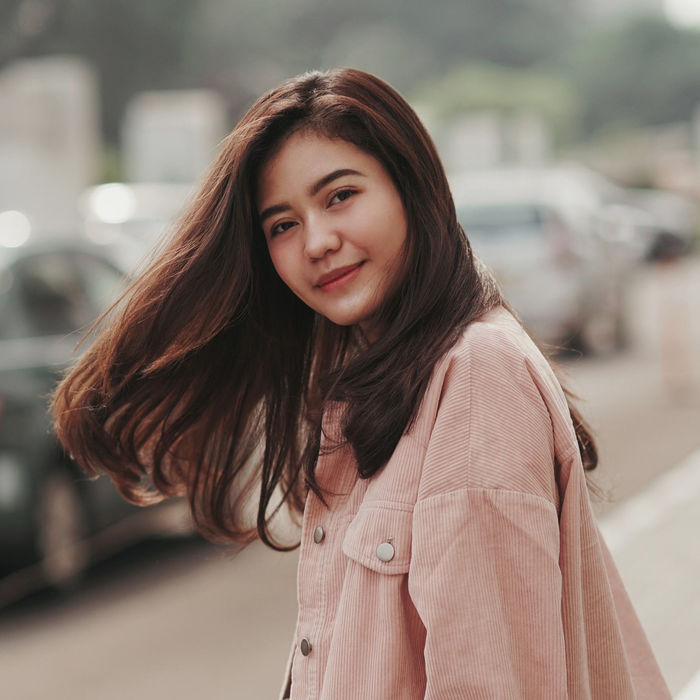Nàng da ngăm nhuộm nâu tông đậm, đỏ ánh tím... sẽ giúp da sáng bừng