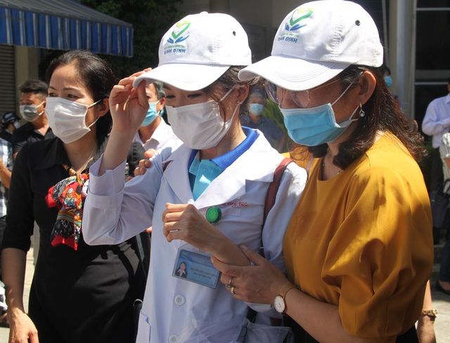 Nữ bác sĩ trẻ xung phong đến Đà Nẵng chống dịch: “Hết dịch mới trở về”