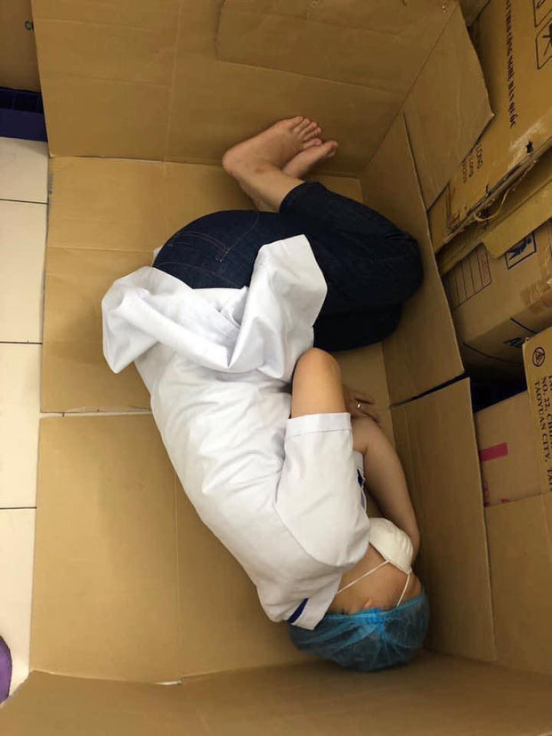 Các bác sĩ tuyến đầu chống dịch: Ngủ ở bất cứ nơi nào có thể ngả lưng