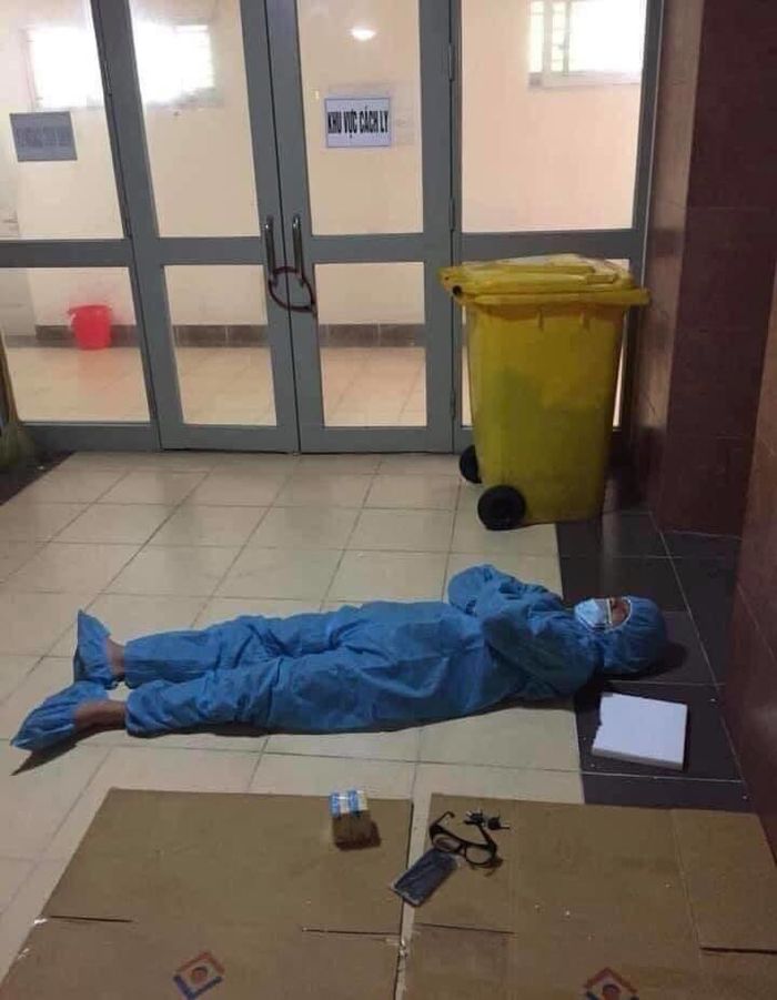 Các bác sĩ tuyến đầu chống dịch: Ngủ ở bất cứ nơi nào có thể ngả lưng