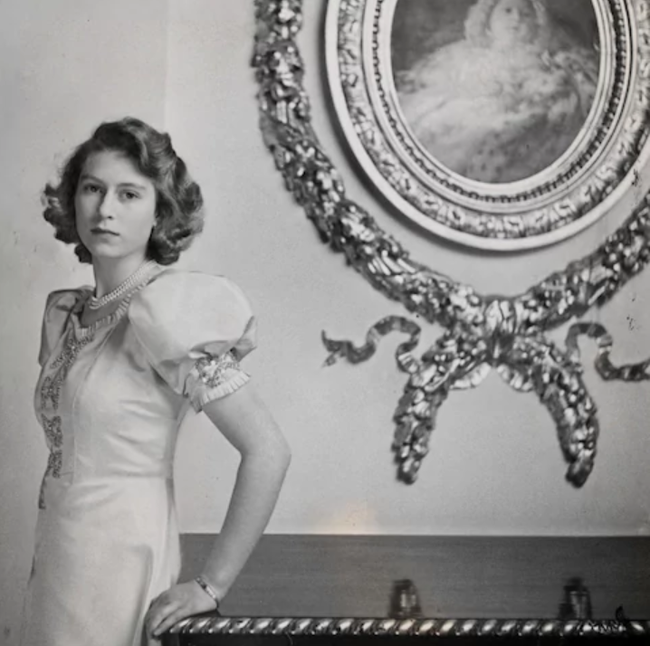 Nữ hoàng Elizabeth II thời trẻ: Đẹp nghiêng nước nghiêng thành