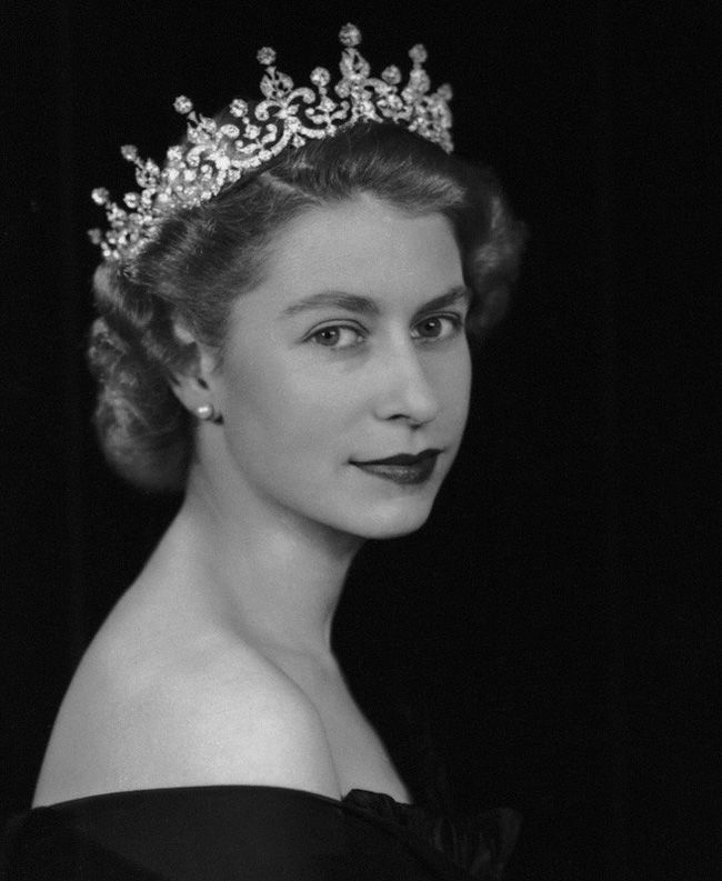 Nữ hoàng Elizabeth II thời trẻ: Đẹp nghiêng nước nghiêng thành