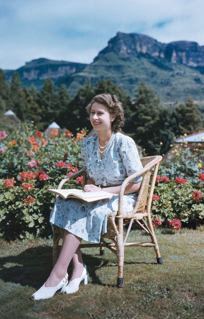 Nữ hoàng Elizabeth II thời trẻ: Đẹp nghiêng nước nghiêng thành
