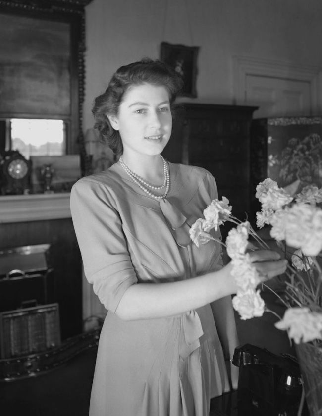 Nữ hoàng Elizabeth II thời trẻ: Đẹp nghiêng nước nghiêng thành