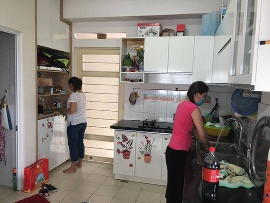Nữ sinh ở quá bừa bộn, cả căn phòng ngập tràn trong rác