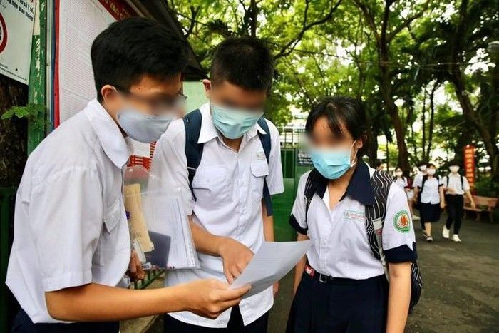 Ông bố tâm lý nhất Vịnh Bắc Bộ: In hình thần tượng cổ vũ con đi thi