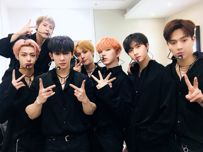Tại sao dù nhảy cực sung, idol vẫn giữ được nếp tóc không rối sợi nào