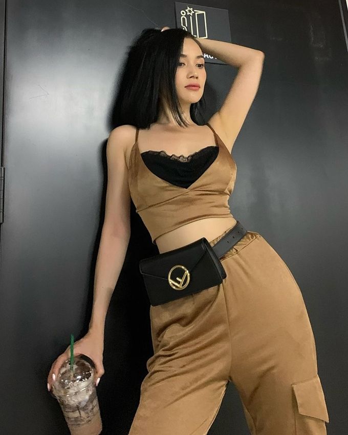 Phong cách sao Việt: Hoà Minzy đi giày “quá khổ” vẫn thần thái